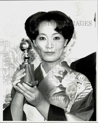 $19.99 • Buy 1981 Press Photo Actress Yoko Shimada Displays Her Golden Globe Award