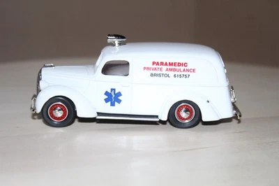 Motor City Classics 1940 Ford Delivery Panel Van (1:24 Scale), Red - Classics Du