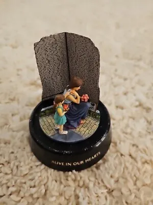 Franklin Mint Alive In Our Hearts Vietnam Memorial Wall Statue Hand Painted LE • $18.99