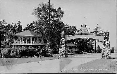 Mackinaw City Michigan Roadway Arch Postcard 1940s • $3.99