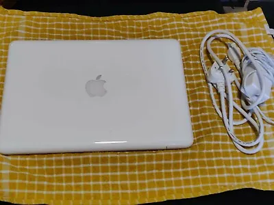 Apple MacBook 13.3in Intel Core 2 Duo 2.4 GHz Laptop -  White • £160