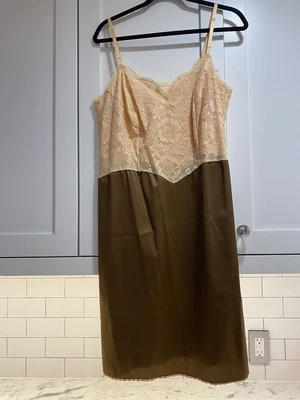 $25 • Buy Vtg Vanity Fair - Full Slip - Sz 40 - Brown Cappuccino & Peach - Lace - Nylon!!