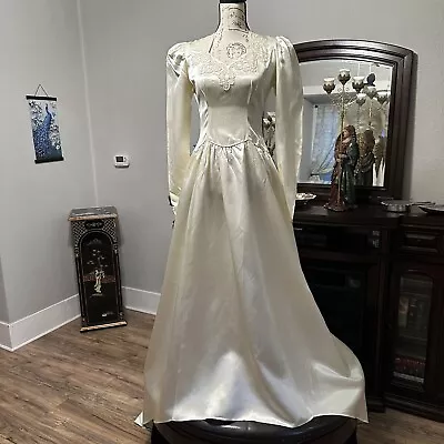 Vintage Wedding Dress No Tags. 27” Waist 35” Bust. Believe It Is Satin • $100