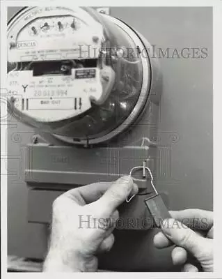 1982 Press Photo Puget Sound Power & Light Meter Reader Seals A Meter • $19.99