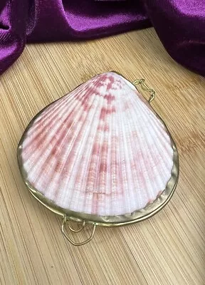 Vintage Ribbed Sea Shell Clam Shell And Brass Clasp Compact Coin Purse 💗 • $11.90