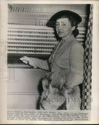 1952 Press Photo Ellen Borden Stevenson Stands At Chicago Voting Machine. • $19.99