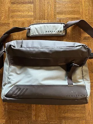Oakley Messenger Computer Bag • $24.99