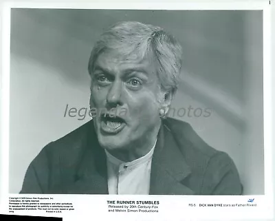 1979 The Runner Stumbles Dick Van Dyke Original Press Photo • $14.99