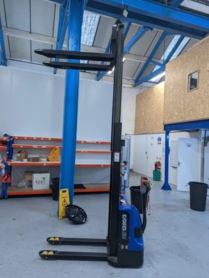 £1500 • Buy Electric Pallet Stacker 3M Lift - Almost Unused