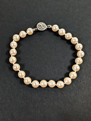 Vintage Single Strand Pearl Bracelet Silver Tone Clasp 7.25  Cultured Artificial • $20
