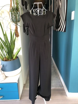 $20 • Buy Princess Highway Black Sleeveless Jumpsuit With Pockets. Size 8