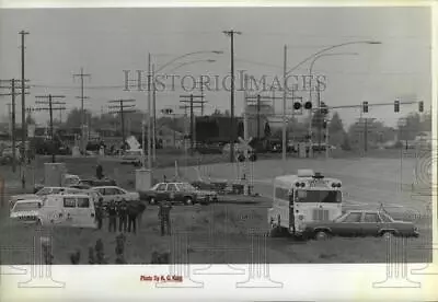 1990 Press Photo Investigators Set Up Staging Area At Trent & Pines Murder Scene • $10