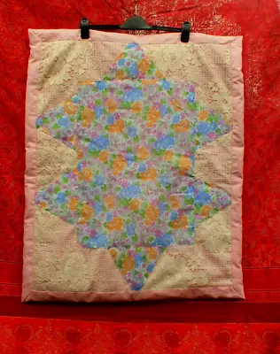 BEAUTIFUL PATCHWORK/APPLIQUE COT QUILT IN PASTEL SHADES & LACE. 86 X 71cms • £20