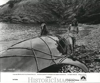 1977 Press Photo Richard Harris And Charlotte Rampling In  ORCA  - Orp07973 • $19.99
