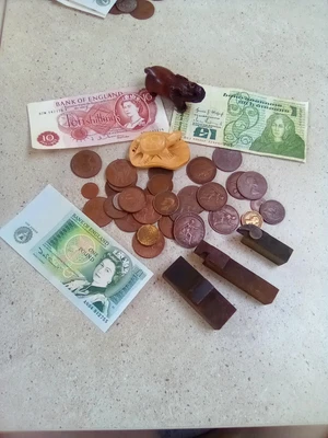 £4.99 • Buy Old English Coins, £1 Note 10 Shilling, Irish £1 Note, Boxwood Netsuke