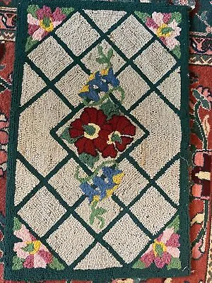 ANTIQUE 32x21  PRIMITIVE FOLK ART AMERICAN HOOKED RAG RUG  FLORAL DISTRESSED • £71.42