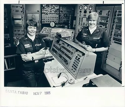 1985 Press Photo Kim Pierce & Sue Cox Of USAF Missile Silo Mockup McConnell AFB • $15