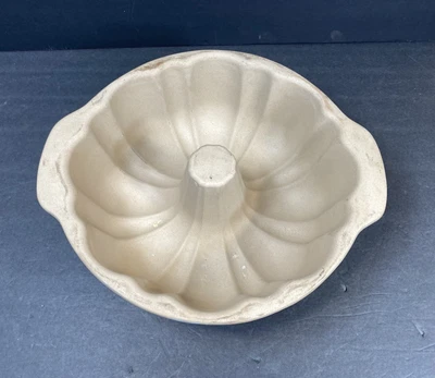 $34.99 • Buy The Pampered Chef Family Heritage Stoneware 10  Bundt Baking Fluted Cake Pan