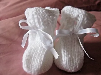 LOVELY HAND KNITTED BABY BOOTIES In WHITE - 0-3 MONTHS (6) • £3.60