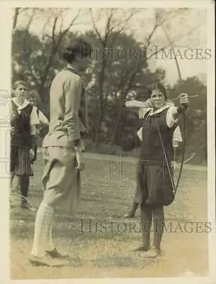 1929 Press Photo Helen Fogg Teaches Archery To Marjorie Banche At Smith College • $14.66