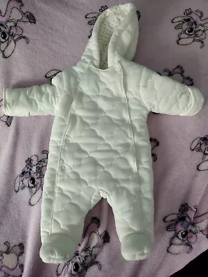 Snow Suit Newborn • £5