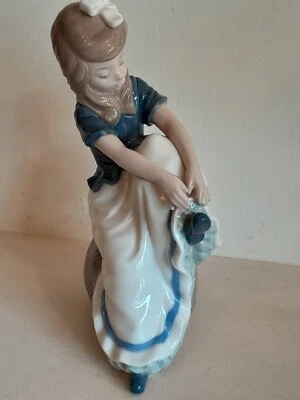 £34.99 • Buy Nao By Lladro  Young Girl Sitting On An Urn Tying Shoe Lace  Excellent Quality. 