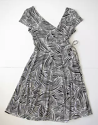 Maggy L Black White Abstract Stretch V-Neck Ruched Short Sleeve Empire Dress 8 • $22.49