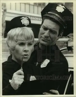 $19.88 • Buy Press Photo Actress Sue Ane Langdon With Co-Star In Police Scene - Sap18787