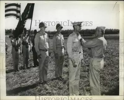 1943 Press Photo General Alexanfer Patch Wins Navy Distinguish Service Medal • $19.99