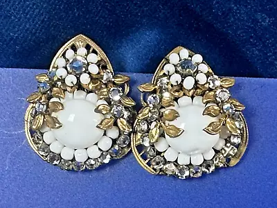 Vintage Miriam Haskell Style White Cluster Milk Glass Clip On Earrings Gold Tone • $9.99