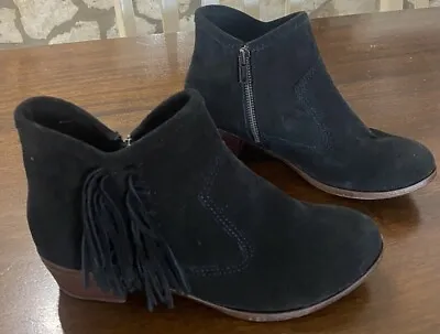 Minnetonka 1529 Black Fringe Suede Ankle Boots Low Heel Side Zip Wms Size 6.5 • $25.99