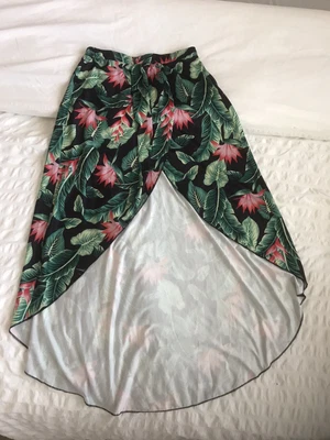 £4 • Buy Shein Tropical Floral Skirt With Slit Size S