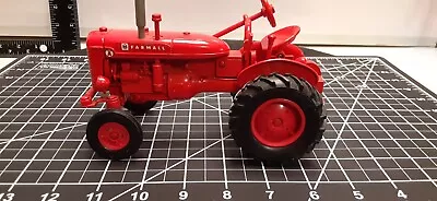 NEAR MINT--ERTL Vintage  Tractors McCormick Farmall -SUPER 8- Red 1:32 Diecast • $28