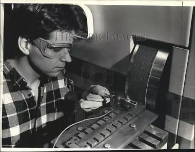 1987 Press Photo Jack Posewitz Milwaukee School Of Engineering Circuit Board • $16.99