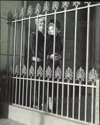 1942 Press Photo Jean Parker Hugs Larry Parks Behind Gate - Afa29823 • $19.99