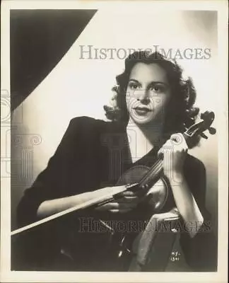 1943 Press Photo Violinist Fredell Lock Of Houston Texas - Hcx54427 • $17.99