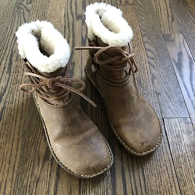 Ugg Womens Caspia Boots Leather Sheepskin Lining Size 6 • $56