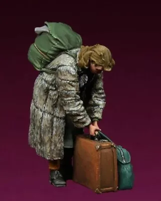 1:35 Resin Model Figures European Civilians Lady Bag Unpainted Unassambled • $9.53