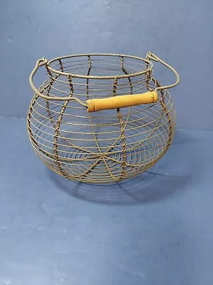 ANTIQUE METAL WIRE ROUND HANDLED  farmhouse CHICKEN EGG BASKET COUNTRYSIDE FARM • $24.99
