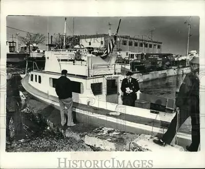 1978 Press Photo MDC Police Officer Looks Over Boat At Yacht Club After Accident • $29.88