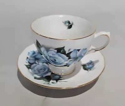 #15- Vintage Queen Anne Bone China England Teacup & Saucer Floral Gold Gilt Trim • $19.77