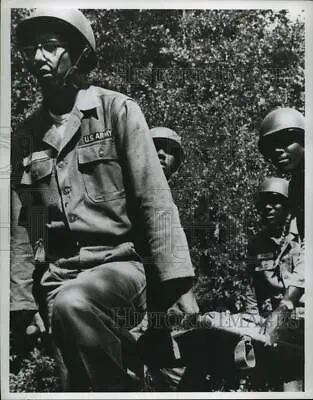 1962 Press Photo A Litter Team Trains On Brooks Medical Combat Evacuation Course • $29.88