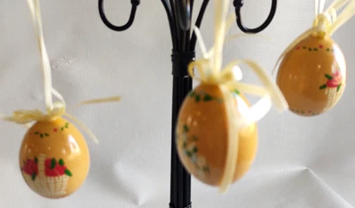 $6.99 • Buy Lot Of 3 Vtg??? Hanging Easter Eggs With Flower, Apples, Baskets-Brown-Country
