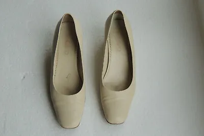 Michelle D Ladies Dress Leather Closed Toe Shoe/pumps Beige 7 M • $5.99