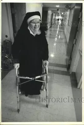1989 Press Photo Sister Paul Hickens At Sisters Of St. Joseph Convent Michigan • $19.99