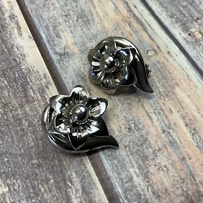 Vintage Silver Tone 1960s Daisy Leaf Clip On Earrings  • $12