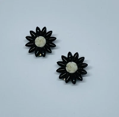 £10 • Buy Small 1950’s/1960’s Vintage Black And White Hard Plastic Flower Clip On Earrings