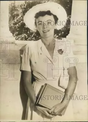 1943 Press Photo Author Ursula Parrot Smiles After Cleared By Miami Jury • $15.99