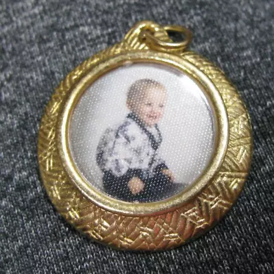 Vtg Estate Jewelry ~ Goldtone Baby Picture Photo Charm ~ 1  D • $18.50