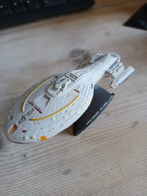£14.99 • Buy 2004 Johnny Lightning Voyager Star Trek Space Ship On Stand